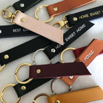 Collection de porte-clés RUBAN Atelier Guillocher en cuir tannage végétal avec marquage personnalisé et anneaux dorés