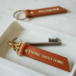 Porte-clés Atelier Guillocher en cuir tannage végétal marron avec marquage à chaud doré et anneau métallique