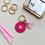 Porte-clés rond Atelier Guillocher en cuir pleine fleur rose pour Octobre Rose avec ruban solidaire