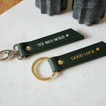 Porte-clés Atelier Guillocher en cuir vert tannage végétal avec marquage personnalisé doré et argenté